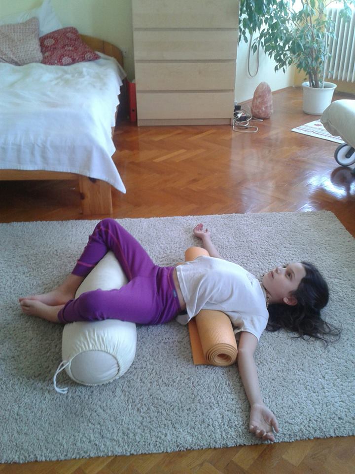 a népszerű "kifektetés" :) supta baddha konasana